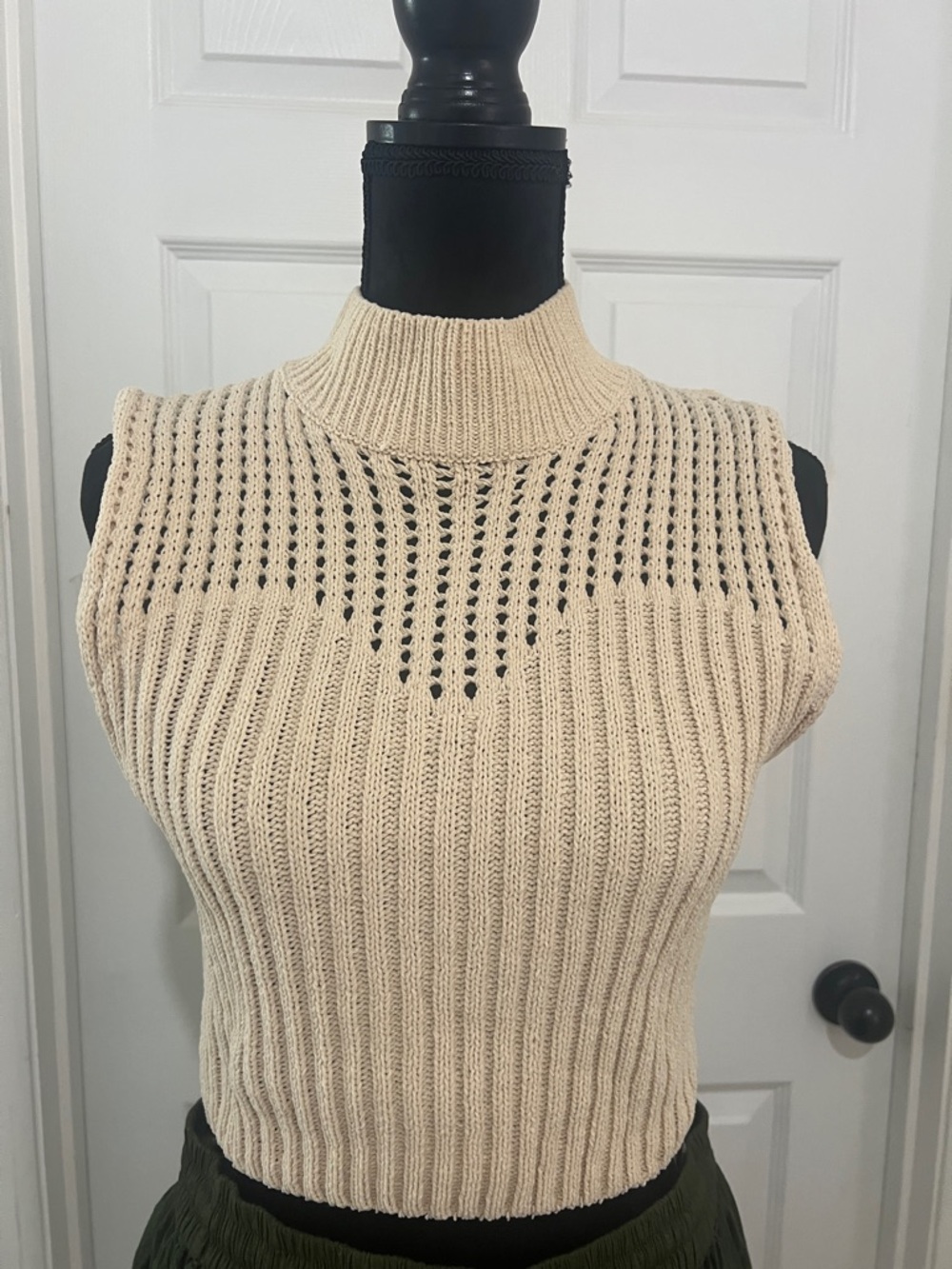 Entro Size L  Cream Sleeveless Ribbed Cropped Cowl Neck Sweater Tank Festival